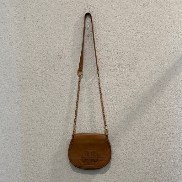 Tory Burch Tan Leather Crossbody saddle Bag with Gold Chain - Picture 2 of 13